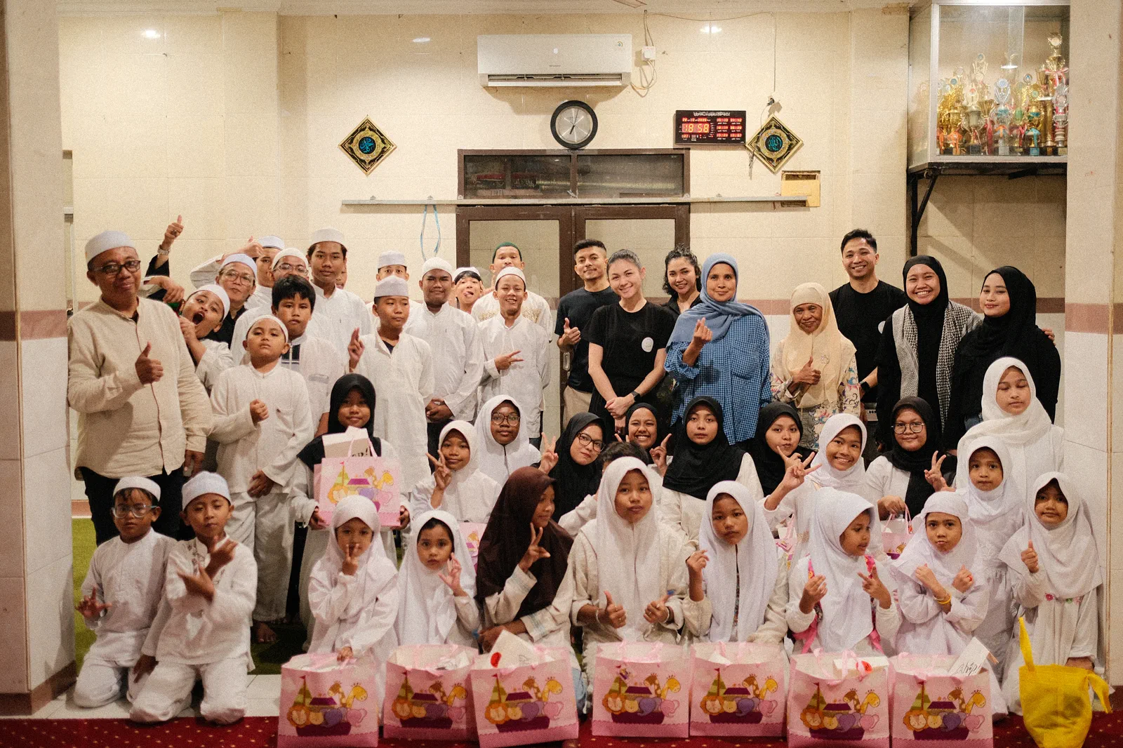 Relawan muda dan anak-anak merayakan kegiatan komunitas bersama